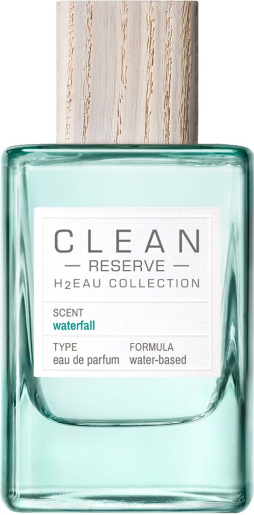 Een helder glazen parfumfles met houten dop, gemarkeerd 'CLEAN RESERVE WATERFALL geur, watergebaseerd, eau de parfum.'