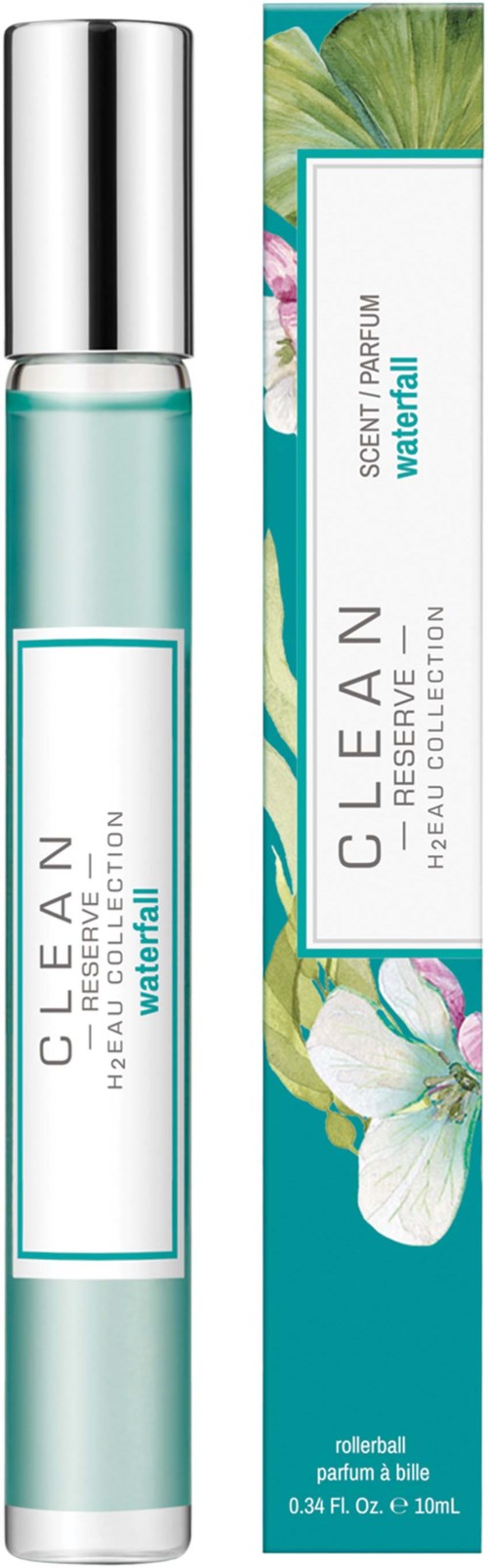 Een parfumrollerbal met lichtblauwe vloeistof, zilveren dop en verpakking met bloemen en groene bladeren.