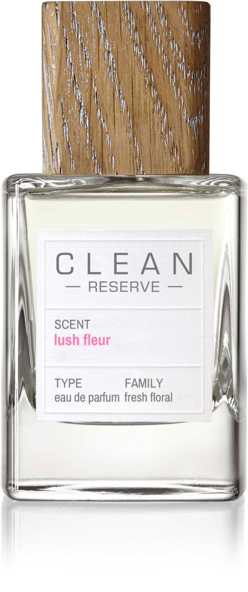 En parfymflaska med ett trälock, märkt "CLEAN RESERVE Lush Fleur," som antyder en blomsterdoft.