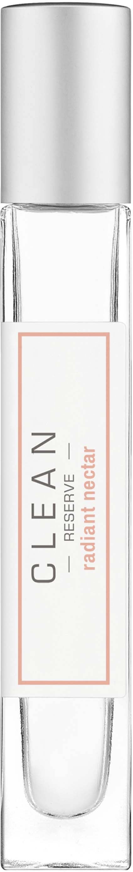 Een heldere glazen rollercontainer met witte dop en een label dat zegt "CLEAN. Radiance Fix".