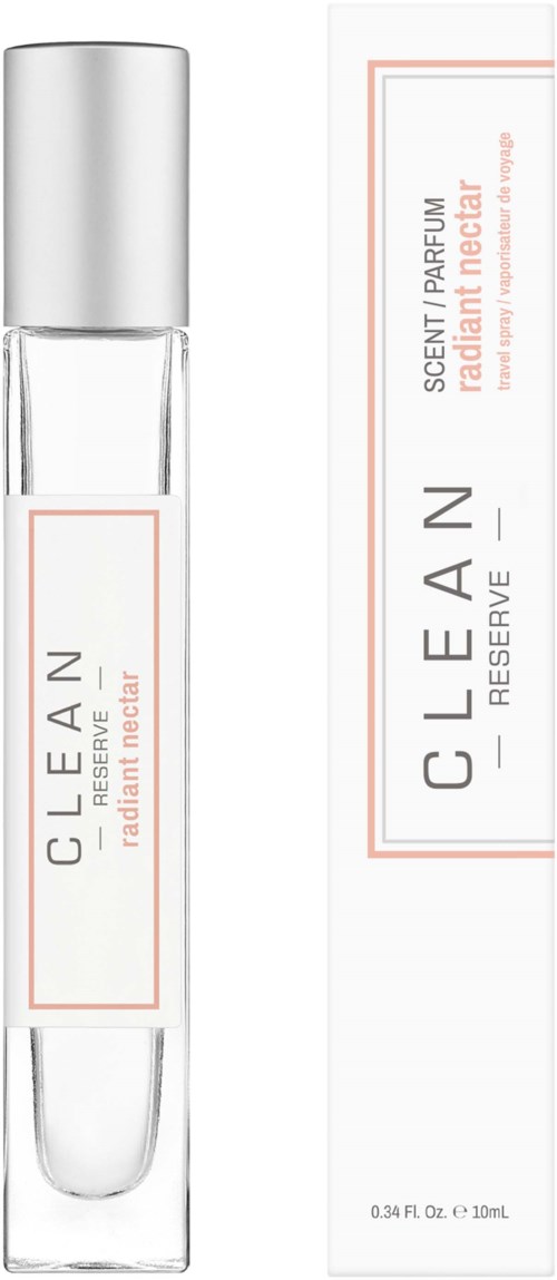 Een doorzichtige parfumfles met een zilveren dop, gemarkeerd 'CLEAN RESERVE Radiant Nectar' naast de doos.