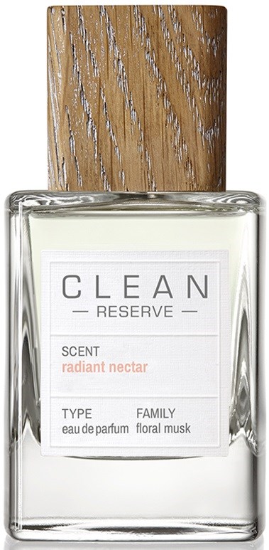 Een glazen parfumfles met houten dop en witte label. Het is gelabeld "CLEAN RESERVE" met geur "radiant nectar."