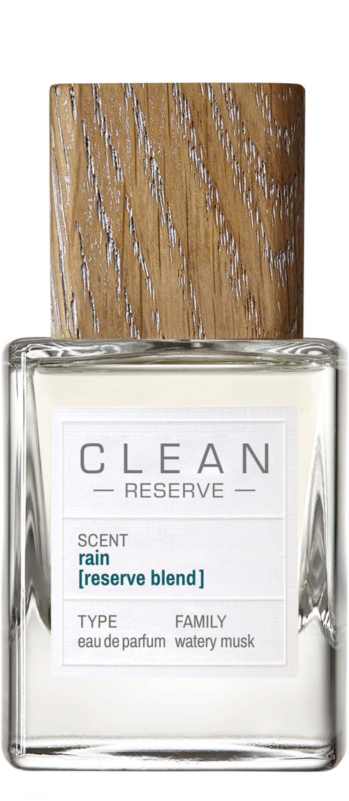 Een parfumfles met een houten dop, gelabeld 'CLEAN RESERVE rain', soort eau de parfum, familie waterig muskus.