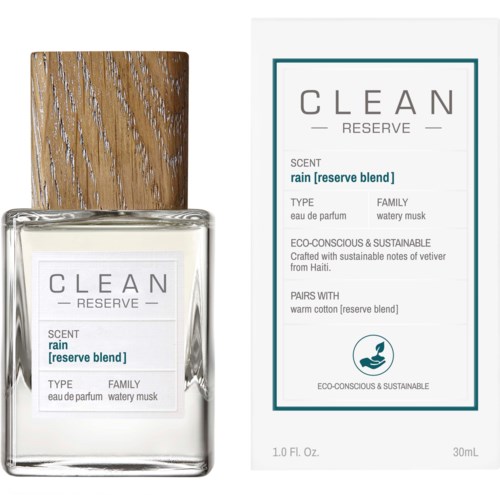 Een parfumfles met een houten dop en een bijpassende doos, gelabeld als milieuvriendelijke regengeur van Clean Reserve.