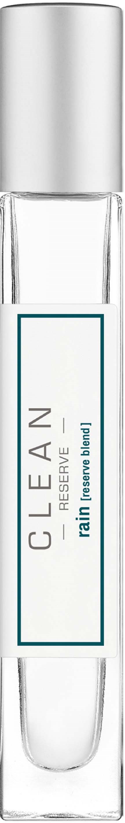 Ein klarer, schmaler Sprühflasche mit weißem Deckel und Etikett 'CLEAN Rain Reserve'.