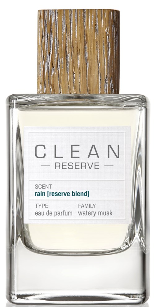 Een parfumfles met 'CLEAN RESERVE' label, houten deksel, regengeur en muskus.