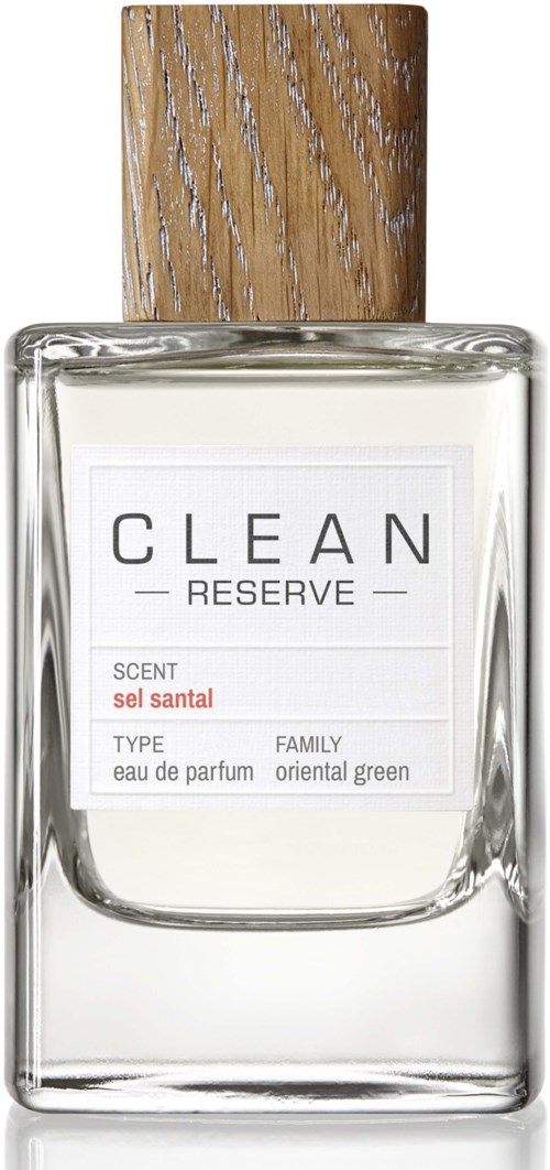 Een parfumfles met houten dop, gelabeld 'CLEAN RESERVE' en 'sel santal' geur, type en familie details.