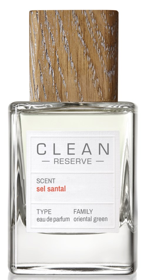 Een parfumfles met houten dop, gelabeld 'CLEAN RESERVE', geur 'sel santal', en details over type en familie.