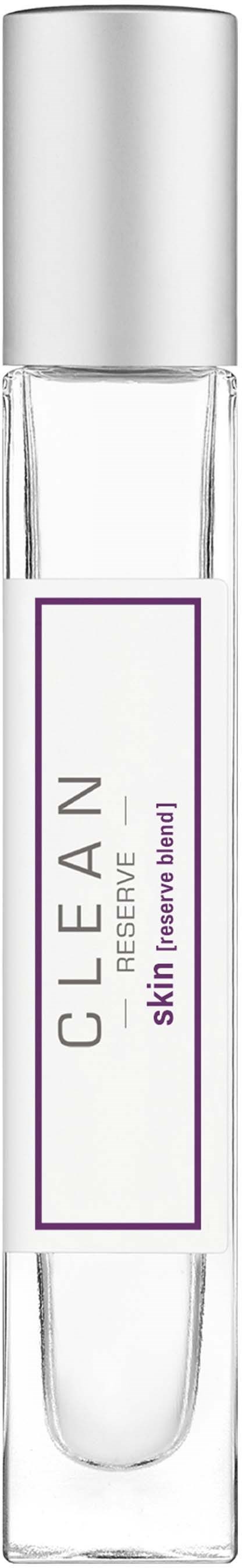 Een doorzichtige verticale fles met een witte dop, gelabeld "CLEAN" en "skin reserve" voor huidverzorging.