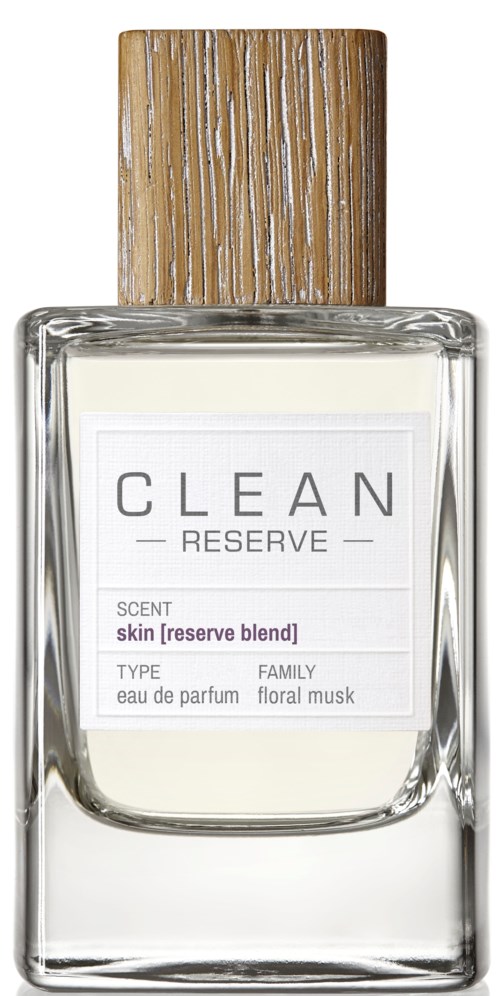 Een parfumfles met houten dop, heldere glazen body en een label voor 'CLEAN RESERVE' met geurgegevens.