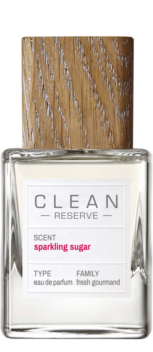 Ein Parfümflasche mit Holzdeckel, etiketti "Clean Reserve" und Duft "sparkling sugar" sowie Angaben zu Typ und Familie.