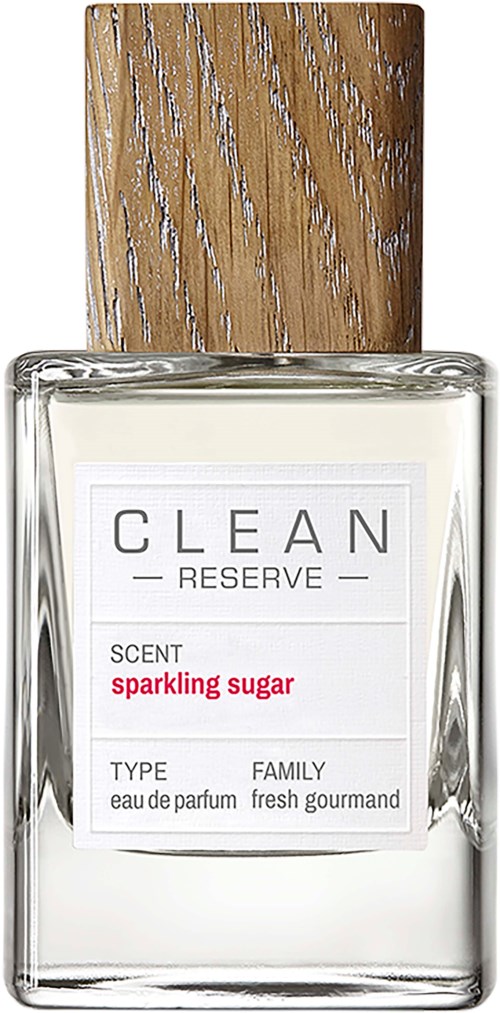 Een parfumfles met houten dop, gelabeld 'CLEAN RESERVE' met een geur genaamd 'sparkling sugar', en details over soort en familie.