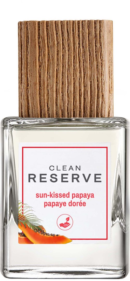 En tydlig parfyllf intensflaska med ett trälock, märkt Clean Reserve sun-kissed papaya med en papaya-illustration.