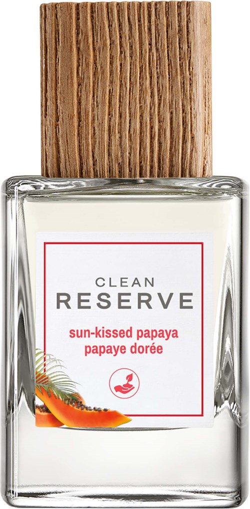 En tydlig glasflaska med en trälock innehållande Clean Reserve solkysst papaya parfym.