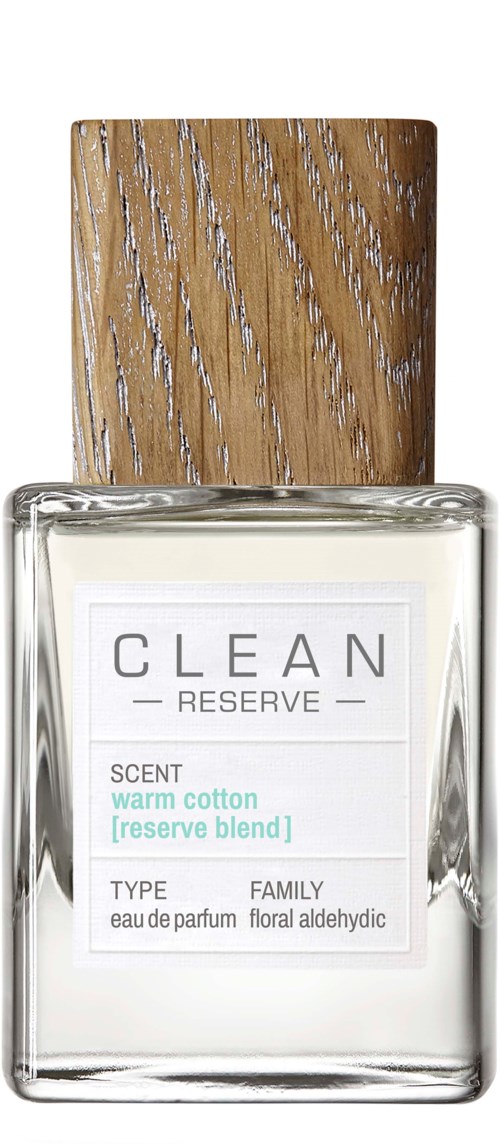 Een parfumfles met houten dop, gelabeld "CLEAN RESERVE" en geparfumeerd als "warme katoenen," bloemig en fruitig.