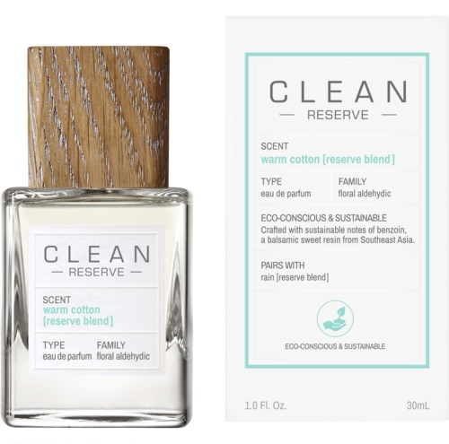 Een parfumbal met label 'CLEAN RESERVE' met geur van warm katoen en regen, milieubewust met duurzame ingrediënten.