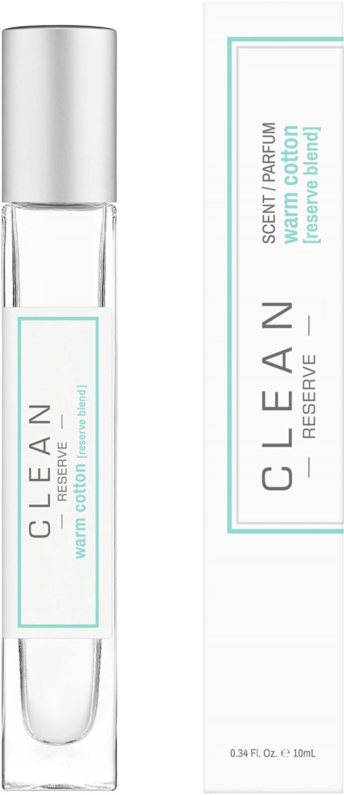 Een klein doorzichtig glazen buisje met een witte dop, gelabeld 'Clean Reserve' en 'warm cotton.'