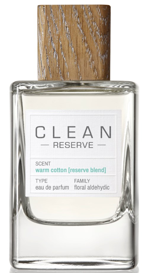 Een doorzichtige parfumfles met houten dop, label zegt 'CLEAN RESERVE' en beschrijft een warme katoengeur.