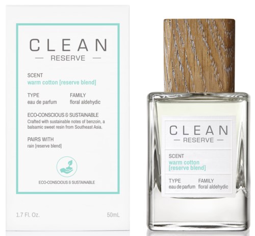 Een parfumfles en doos met label 'CLEAN RESERVE', die een warme katoengeur en bloemige aldehyduft beschrijven.