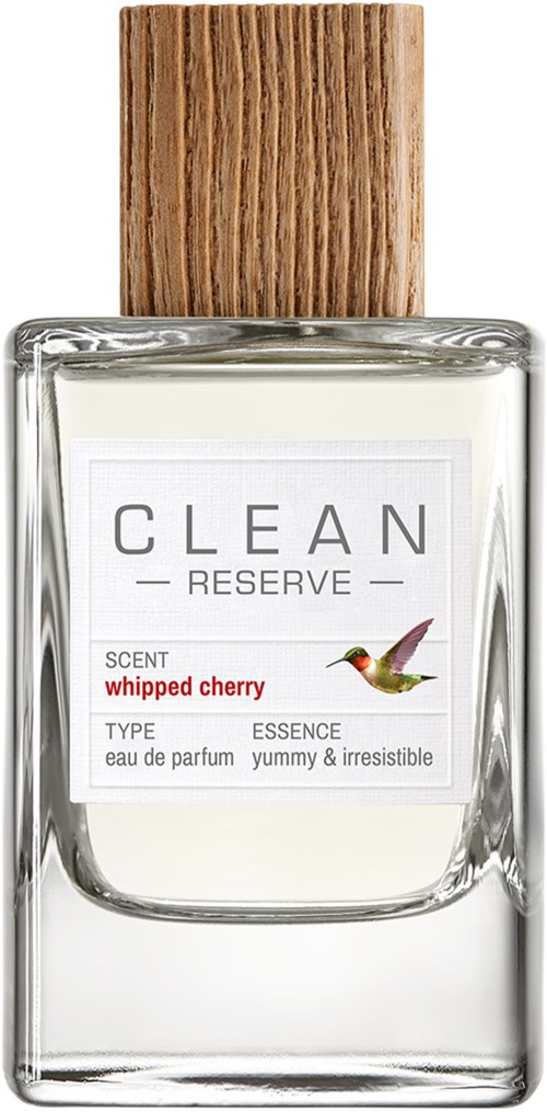 Ein Parfümflasche mit Holzdeckel und Etikett, auf der 'Clean Reserve Whipped Cherry' steht.