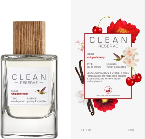 Ein Parfümflasche mit Holzdeckel, etiketti "CLEAN RESERVE" mit Kirschenduft, umgeben von Kirschen und Blumen.