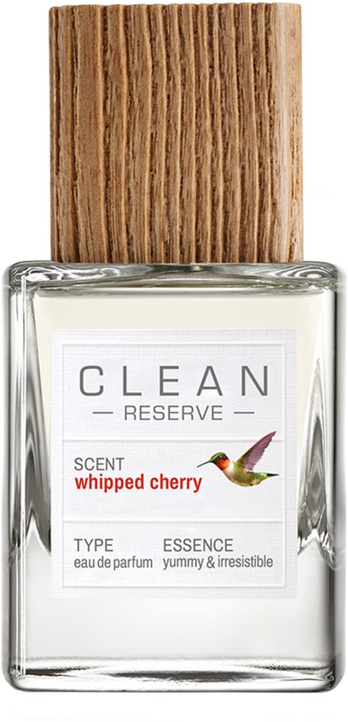 Eine klare Glasparfümflasche mit Holzdeckel, beschriftet "CLEAN RESERVE" und Duft "whipped cherry".