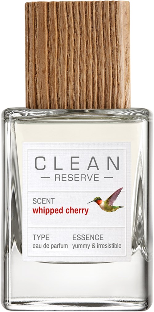 Ein Parfümflasche mit Holzkapp, beschriftet 'Clean Reserve' mit 'whipped cherry' Duft, klares Glas und weiße Flüssigkeit.
