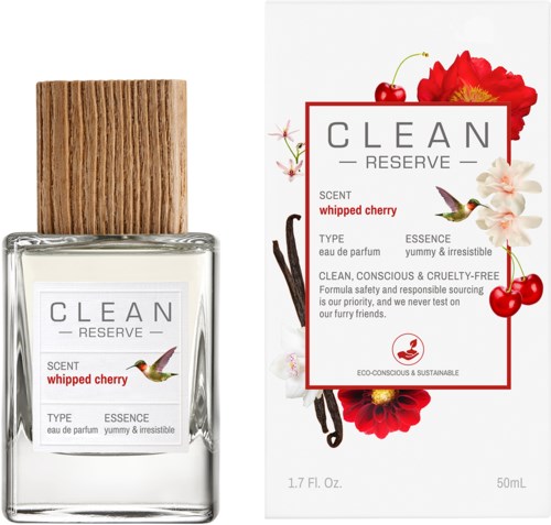 Eine Parfümflasche mit Holzstopp und eine Box mit Kirschen und Blumen, beschriftet Clean Reserve whipped cherry.