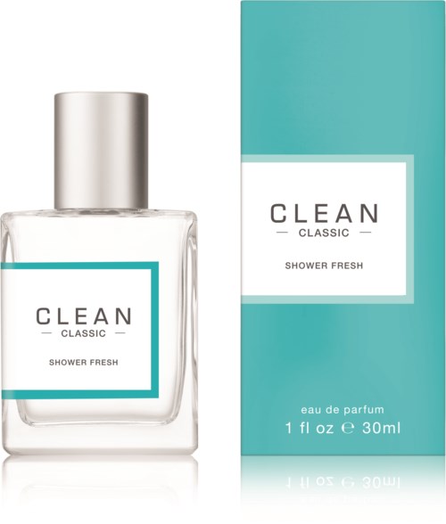 Een heldere parfumfles en bijpassend blauw doosje met etiket dat zegt 'CLEAN CLASSIC SHOWER FRESH'.