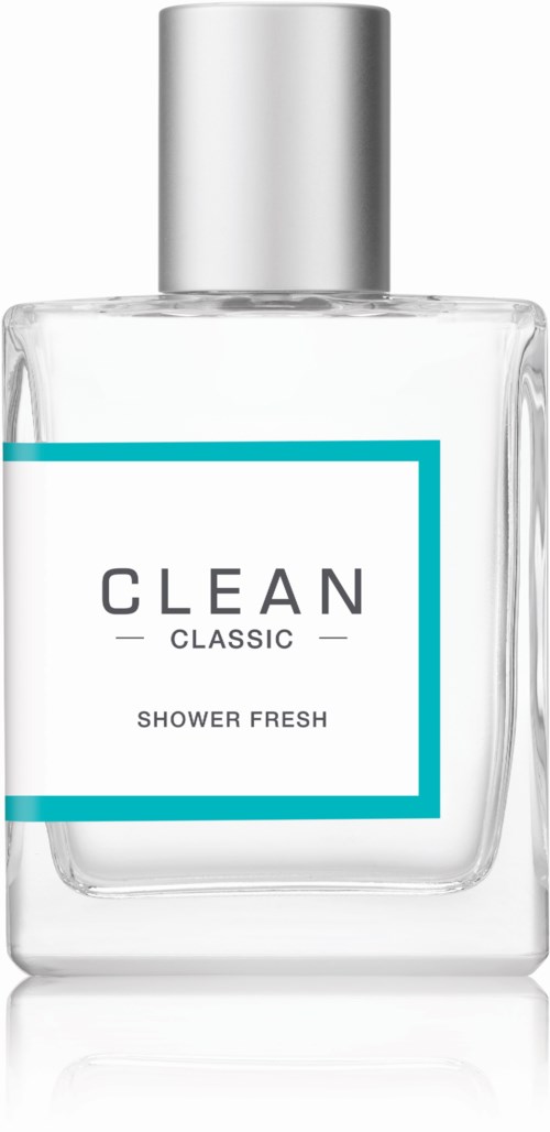 Een doorzichtige fles douchegel met een zilveren deksel, label 'CLEAN CLASSIC SHOWER FRESH,' eenvoudig en modern ontwerp.