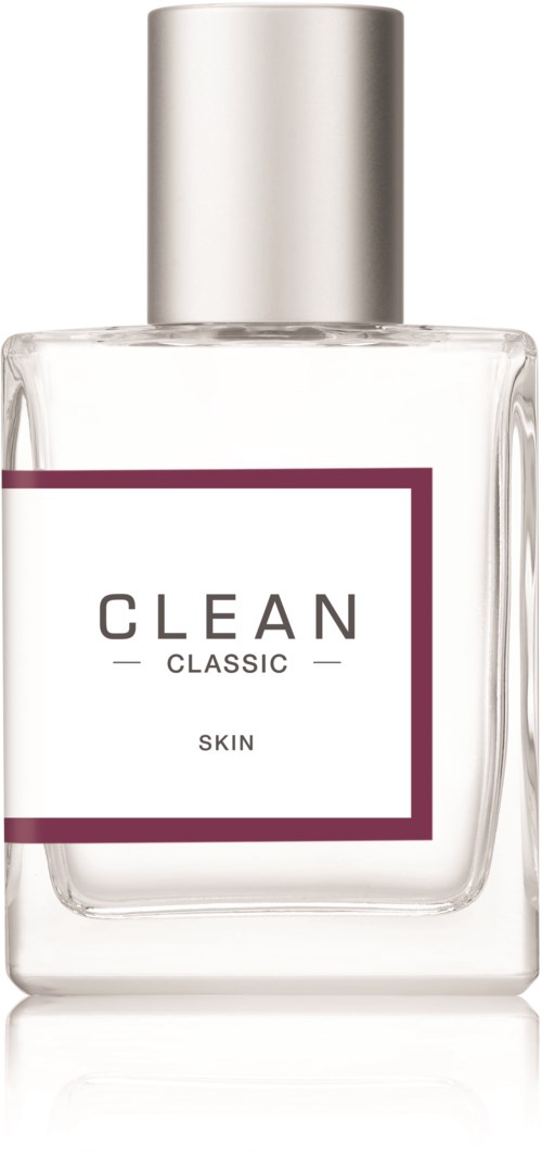 Een doorzichtige glazen fles met een zilveren dop, gemarkeerd "CLEAN CLASSIC SKIN."