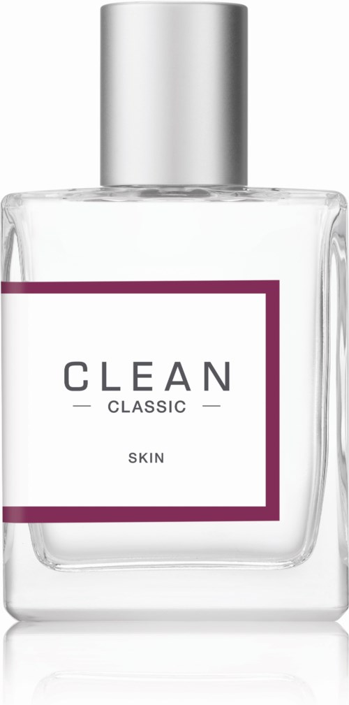 Een heldere huidlotion met een wit label dat "CLEAN CLASSIC SKIN" zegt en een zilveren dop.