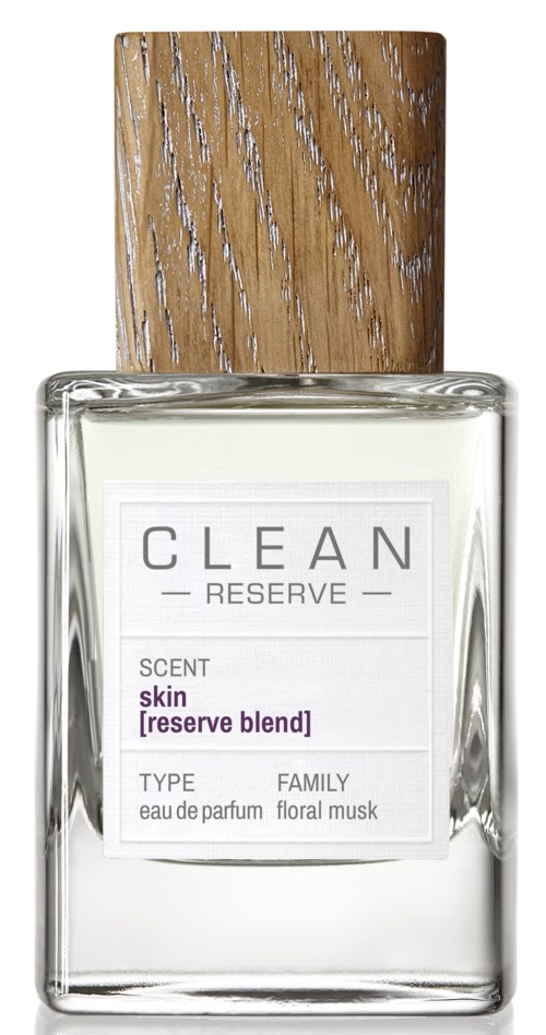 Een glazen parfumfles met een houten dop, gemarkeerd "CLEAN RESERVE" en geur "skin."
