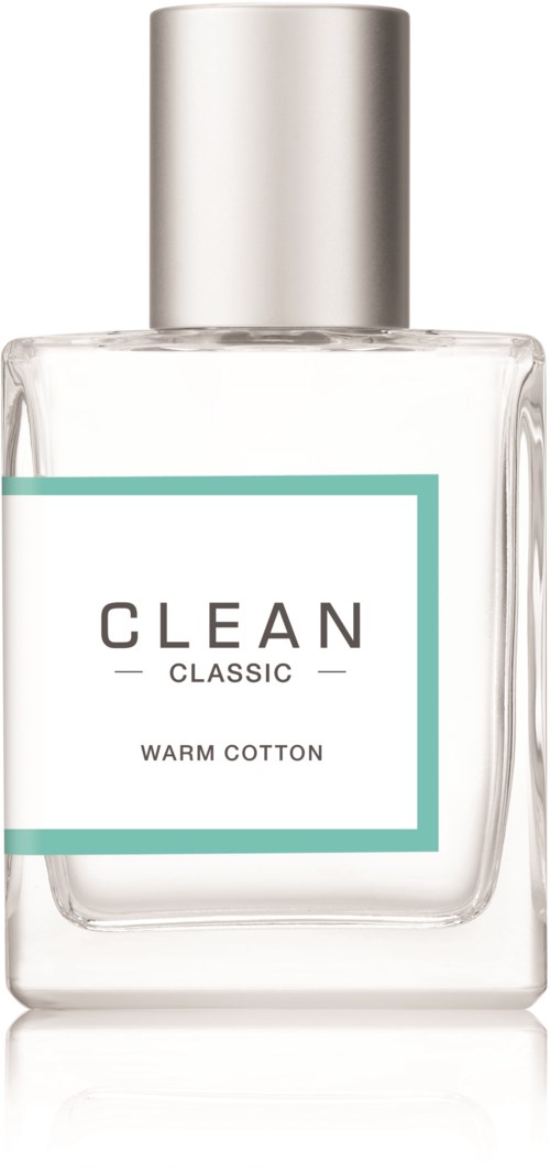 Een duidelijke parfumfles met een zilverkleurige dop, labelt 'CLEAN CLASSIC WARM COTTON'.