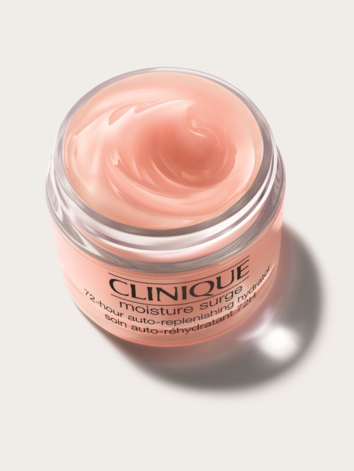 En burk med Clinique fuktighetskräm med rosa färg inuti. Burken är öppen och visar krämen.