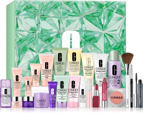 Ett Clinique hud- och makeuppaket med olika produkter i pastell- och neutrala färger, framför en geometrisk grön låda.