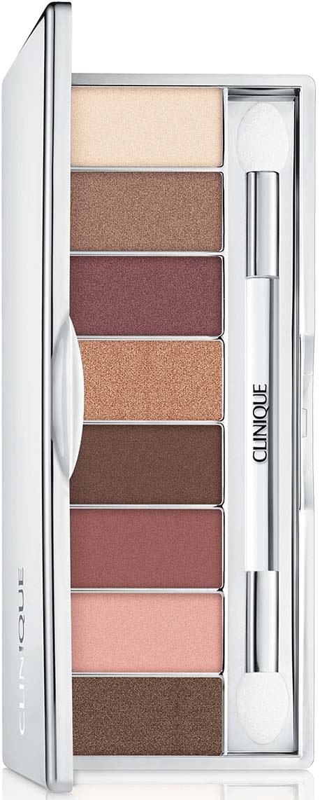 Een Clinique make-up palet met zes verschillende oogschaduwkleuren en een kleine kwast in een zilveren doos.