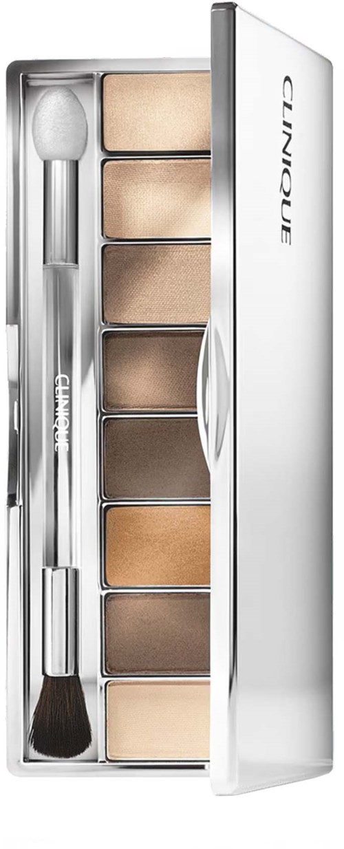 Een make-up palette met verschillende bruintinten, een kleine kwast en een spiegel in een zilveren doos.