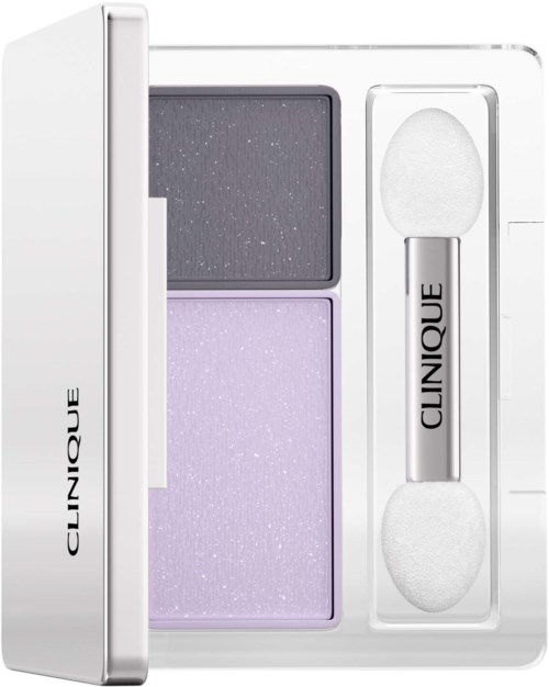 Een witte Clinique make-up palette met paarse en donkere oogschaduwen en een dubbelzijdige sponsapplicator.