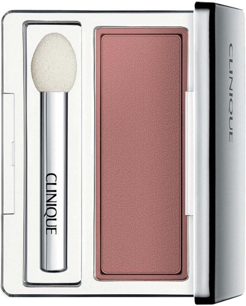 Een blushset met kwastje, bevat roze poeder en bijpassende blush. De verpakking is zilverkleurig en strak.