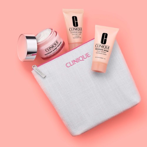 Zwei Clinique Hautpflegeprodukte und eine Tasche auf rosa Hintergrund.