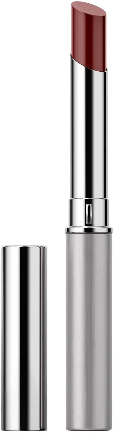 Rood lippenstift met een zilveren tube, open deksel toont de lippenstift. Het heeft een glad, glanzend metalen uiterlijk.