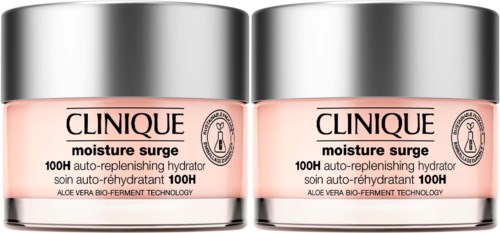 Twee potjes Clinique Moisture Surge met roze label en zilveren deksels naast elkaar.