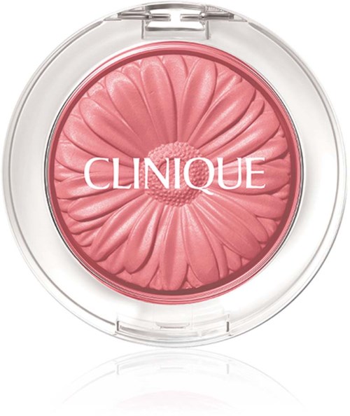 Een ronde roze blush compact met bloemdesign, bedekt door een doorzichtige plastic deksel, met de merknaam 'Clinique'.