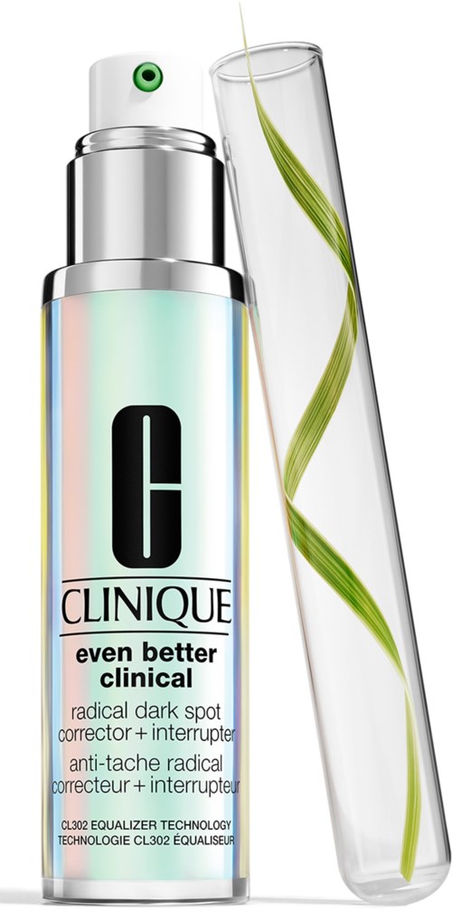 En hudpleieflaske med sprayhode, merket 'Clinique', og et reagensrør med et grønt blad inni.