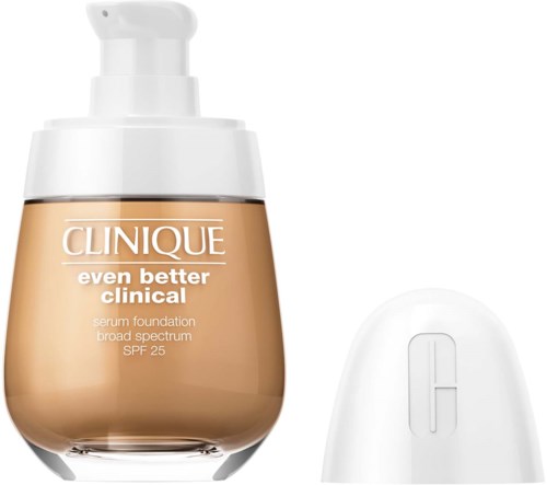 Clinique foundationfles met pomp en een witte sprayfles.