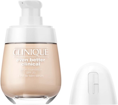 Eine Clinique-Foundationsflasche mit Pumpe und einem weißen Gerät daneben. Die Foundation ist beige und beschriftet mit 'even better'.