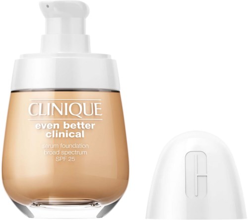 Eine Clinique-Foundation-Flasche mit Pumpenfunktion und ein weißes Gerät daneben. Die Foundation ist beige und hat SPF 25.