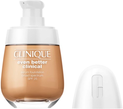 Een fles Clinique foundation met een witte pomp en een apparaat, mogelijk een compact of applicator, ernaast.