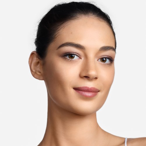 En kvinna med slät hud, rakt hår som är uppsatt och ett lugnt leende. Hon har lätt makeup och en tanktopp.